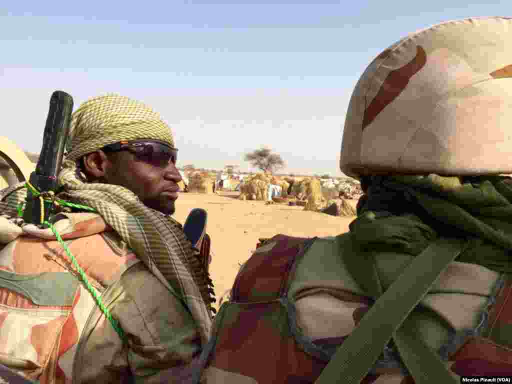 Patrouille de l'armée nigérienne dans le camp d'Assaga près de Diffa, au Niger, le 29 février 2016. (VOA/Nicolas Pinault)