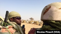 Patrouille de l'armée nigérienne dans le camp d'Assaga près de Diffa, au Niger, le 29 février 2016. (VOA/Nicolas Pinault)
