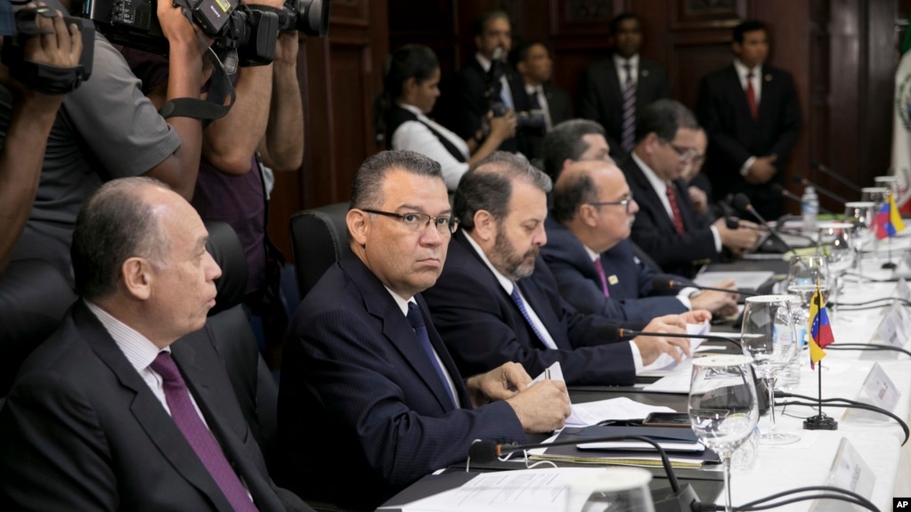 Venezuelan opposition legislator Enrique Marquez (2nd L) sits alongside his colleagues at the Ministry of Foreign Affairs before taking part in negotiations aimed at resolving Venezuela's ongoing economic and political crisis, in Santo Domingo, Dominican Republic, Dec. 1, 2017.