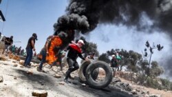 Protestuesit palestinezë duke djegur goma në Nablus