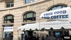 在華盛頓，因政府關門而無薪上班的聯邦員工排隊等待領取名廚何塞•安德烈斯提供的免費食物和咖啡。(2019年1月23日)
