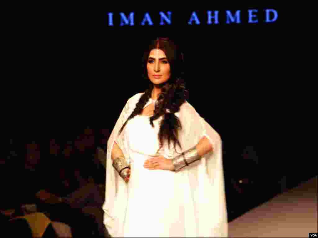 کراچی: سفید رنگ کے ڈیزائن کئےگئے لباس میں ماڈل کا ایک انداز