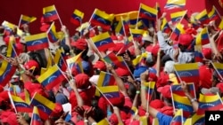 
Seguidores del presidente Nicolás Maduro ondean banderas de Venezuela durante un evento en Caracas, Venezuela, el 2 de febrero de 2019.