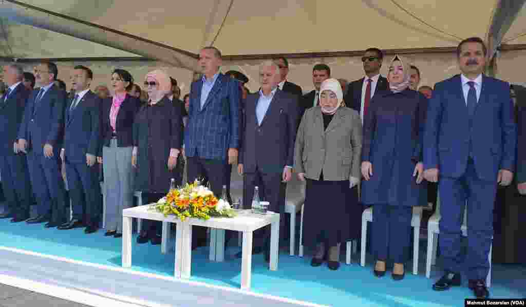 Cumhurbaşkanı Erdoğan Diyarbakır'da yaptığı ziyaretteki konuşmasında, Suriye'de bir Amerikan askerinin YPG arması taktığını gösteren fotoğraflara değindi ve ABD'yi kınadı. 