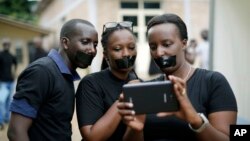 Des journalistes, bouches bâillonnées, manifestent lors de la journée internationale de la liberté de la presse, à Bujumbura, Burundi, 3 mai 2015. (AP Photo/Jerome Delay)