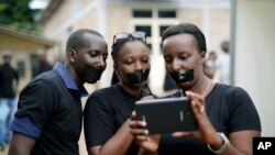 Des journalistes célèbrent la Journée mondiale de la liberté de la presse à Bujumbura au Burundi, le 3 mai 2015.
avec du ruban adhésif sur la bouche se rassemblent à l'occasion de 
