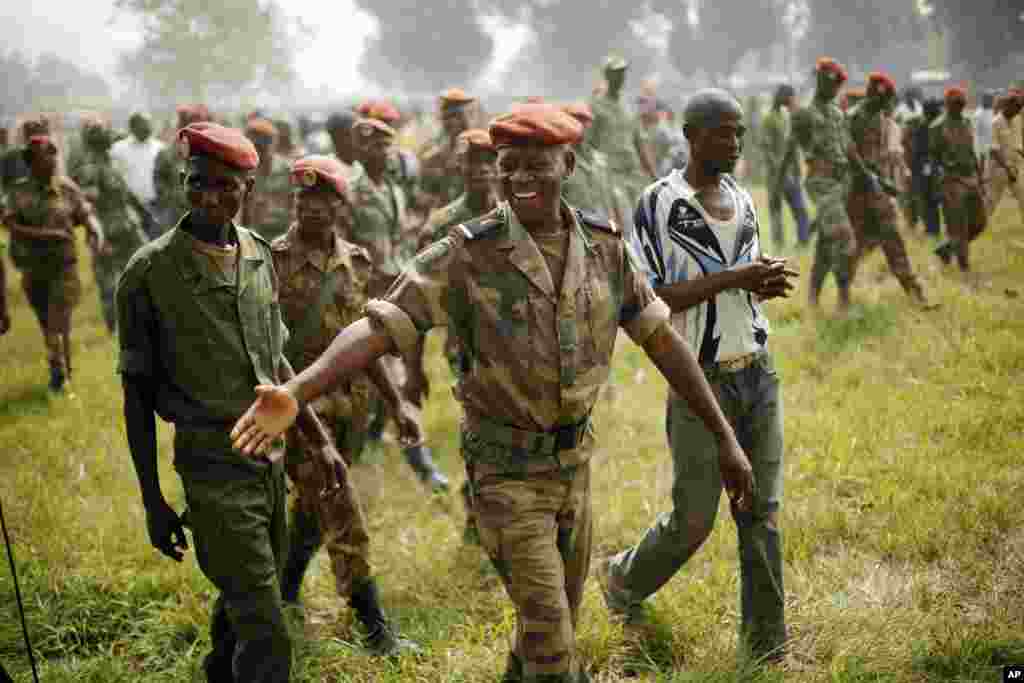 Soldados recém-alistados nas Forças Armadas da Rep.Centro Africana sorriem após ouvirem o discurso do Presidente interino da RCA Catherine Samba-Panza em Bangui, Fev. 5, 2014. 