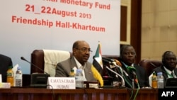 Le président soudanais, le général Omar el-Bechir lors des réunions du bloc africain des ministres des finances et des gouverneurs des banques centrales à Khartoum, le 21 août 2013.