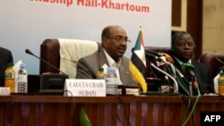 Le président soudanais, le général Omar el-Bechir lors des réunions du bloc africain des ministres des finances et des gouverneurs des banques centrales à Khartoum, le 21 août 2013.