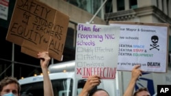 뉴욕 일대 교사와 학부모들이 지난달 3일 시내에서 대면 수업 재개 반대 시위를 벌이고 있다.