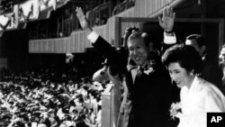 1988년 9월 17일 서울종합경기장에서 열린 서울올림픽 개막식에서 노태우 한국 대통령과 부인 김옥숙 여사가 관중을 향해 손을 흔들고 있다.