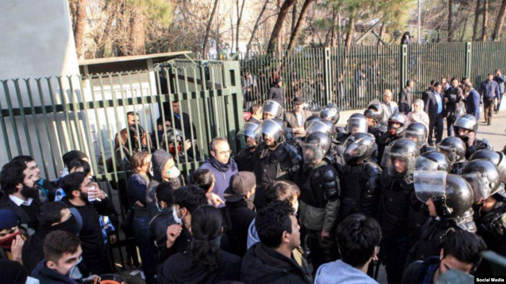 تجمعات اعتراضی دانشجویان به دانشگاه تهران رسید؛ نترسید، نترسید، ما همه با هم هستیم