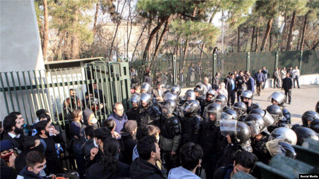 بعد از دو روز اعتراض دانشجویان دانشگاه آزاد، دانشگاه تهران هم شاهد اعتراضات دانشجویی بود و مردم هم در خیابان انقلاب به آنها پیوستند.