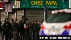 Paris saldırısını gerçekleştiren 9’uncu kişinin bilgilerine ulaşan Fransız polisi Saint Denis mahallesinde bir apartman dairesine baskın gerçekleştirdi. Sabah 4.30 sularında başlayan operasyon karşılıklı çatışmaya dönüştüğü belirlendi. 