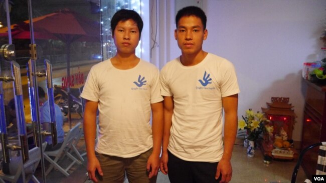 Nhà hoạt động Trịnh Bá Phương (trái) và anh trai