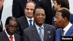 (L to R) Zimbabwe's President Robert Mugabe, Egyptian President Abdel Fattah el-Sisi (back), Chad's President Idriss Deby, and Benin's President Thomas Boni Yayi pose pose for a family photo during the opening day of the World Climate Change Conference 20