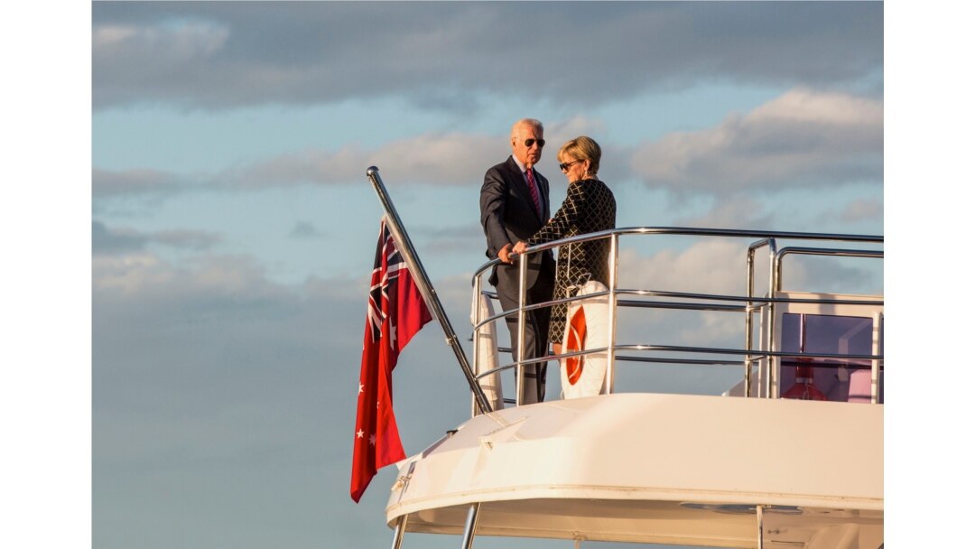 Joe Biden (yang saat itu masih menjabat sebagai Wapres AS) berbincang dengan Menlu Australia Julie Bishop di Sydney Harbour, Australia, 19 Juli 2016. (Foto: dok).