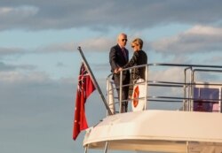 Joe Biden (yang saat itu masih menjabat sebagai Wapres AS) berbincang dengan Menlu Australia Julie Bishop di Sydney Harbour, Australia, 19 Juli 2016. (Foto: dok).