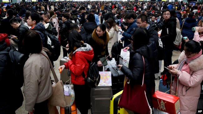 2019年2月1日北京南站等候搭乘高铁回家过年的人潮。