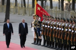 Sri Lankan Prime Minister Ranil Wickremesinghe (2nd L) and Chinese Premier Li Keqiang review an honor guard during a welcome ceremony outside the Great Hall of the People in Beijing on April 7, 2016.