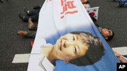 支持者27号在法庭外要求释放朴谨惠