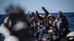 Des migrants sub-sahariens secourus par l'ONG Proactiva Open Arms NGO en Méditerranée dans le nord de Ra's Tajura, Libye, Thursday, 12 janvier 2017.