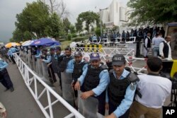 Pakistani security officers stand guard outside the Supreme Court building and Parliament In Islamabad, Pakistan, July 28, 2017. Pakistan's Supreme Court disqualified Prime Minister Nawaz Sharif from holding office.