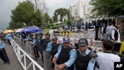 محافظین امنیتی در بیرون ساختمان های ستره محکمه و پارلمان پاکستان