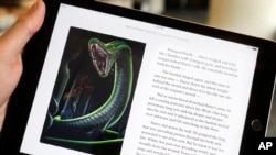 Teks dan ilustrasi dari buku seri "Harry Potter and the Chamber of Secrets" tampak di layar iPad dalam pameran di New York.