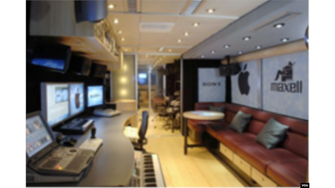 Suasana di dalam bis. Berbagai peralatan layaknya sebuah studio musik profesional melengkapi John Lennon Educational Tour Bus.