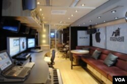 Suasana di dalam bis. Berbagai peralatan layaknya sebuah studio musik profesional melengkapi John Lennon Educational Tour Bus.