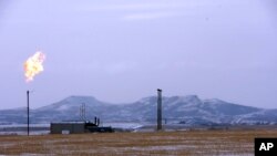 Una planta de gas natural quema emisiones excedentes en Dakota del Norte.