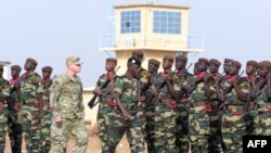 General Amadou Kane wa Senegal na General Donald Bolduc wa Amerika binjira ikambi ya gisirikare muri senegal, mu 2016