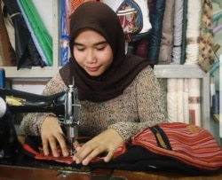 Tenoon memusatkan produksinya di Makassar, Sulawesi Selatan dengan mempekerjakan para difabel. (Foto: Tenoon)