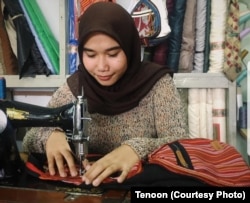 Tenoon memusatkan produksinya di Makassar, Sulawesi Selatan dengan mempekerjakan para difabel. (Foto: Tenoon)