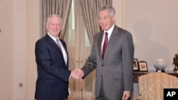 아시아안보회의 참석차 2일 싱가포르를 방문한 짐 매티스 미국 국방장관(왼쪽)이 리셴룽 싱가포르 총리와 회담에 앞서 악수하고 있다.