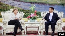  德国总理默克尔（左）8月30日在北京人民大会堂同中国国家副主席习近平（右）举行会谈