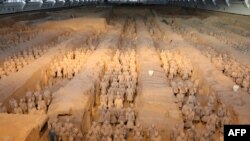 中國陝西省西安市秦代兵馬俑博物館裡，兵馬俑排兵布陣。（2018年1月8日）