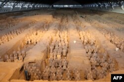 中国陕西省西安市秦代兵马俑博物馆里，兵马俑排兵布阵。（2018年1月8日）