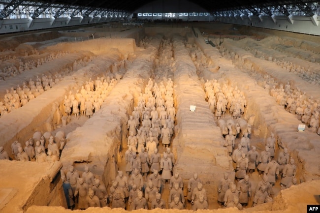 中国陕西省西安市秦代兵马俑博物馆里，兵马俑排兵布阵。（2018年1月8日）