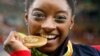Simone Biles ariko ahiganwa muri Jiminastike mu nkino mpuzamakungu za Olempike za Rio, muri Brezil, ku musi wa kabiri, italiki 16, ukwezi kw'umunani, umwaka w'i 2016