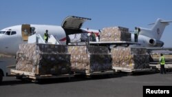 Workers unload aid shipment from a plane at the Sana'a airport, Yemen, Nov. 25, 2017. 