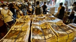 旺角一個報攤訂購1萬份蘋果日報”停刊號“出售。(美國之音湯惠芸)