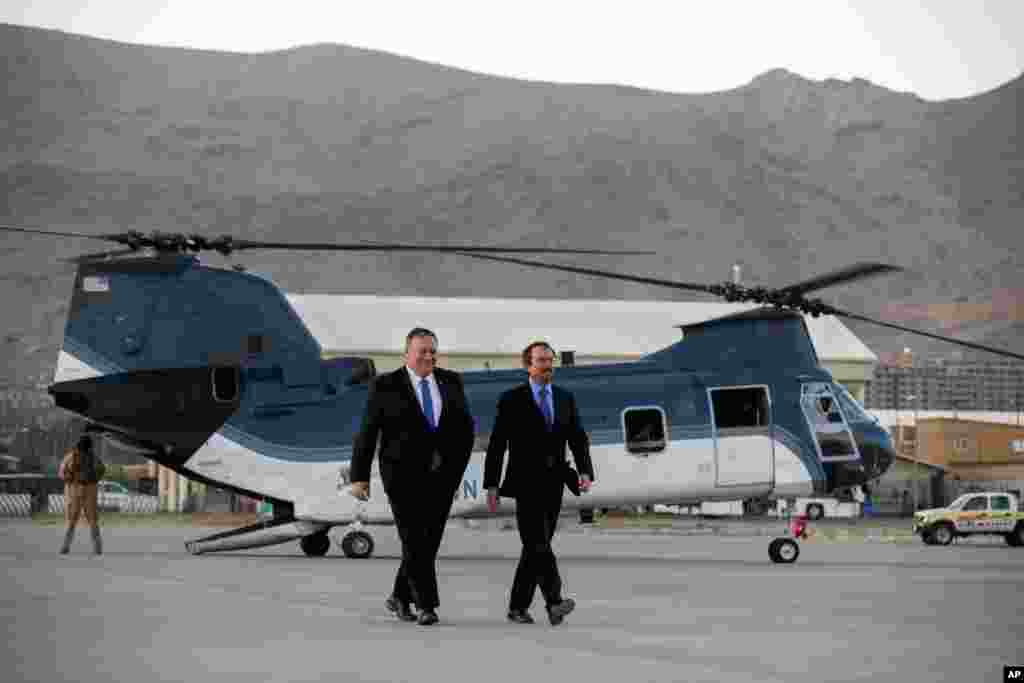 مایک پمپئو وزیرخارجه آمریکا به همراه جان بس سفیر آمریکا در کابل. او در سفر ناگهانی به کابل رفت و در گفتگو با خبرنگاران گفت ایران ۴۰ سال است بزرگترین عامل بی&zwnj;ثباتی در خاورمیانه است.