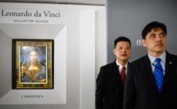 ہانگ کانگ کے میڈیا نے 2017 میں لی گئی اس تصویر میں موجود نیلی ٹائی والے شخص کو سی آئی اے کا سابق جاسوس جیری چن شنگ لی بتایا تھا — فائل فوٹو