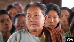 记者在2013年2月亲历了缅甸蒙育瓦莱比塘村民一次抗议中国万宝矿业公司的示威游行。（美国之音朱诺拍摄，2013年2月26日）