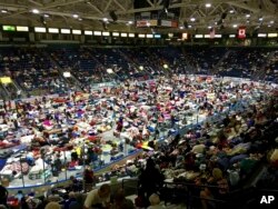 Para pengungsi memenuhi Germain Arena yang digunakan sebagai tempat penampungan sementara menjelang Badai Irma, di Estero, Florida, 9 September 2017.