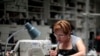 یک دوزنده آمریکایی در کارخانه تولید لباس «کارن کین» در کالیفرنیا