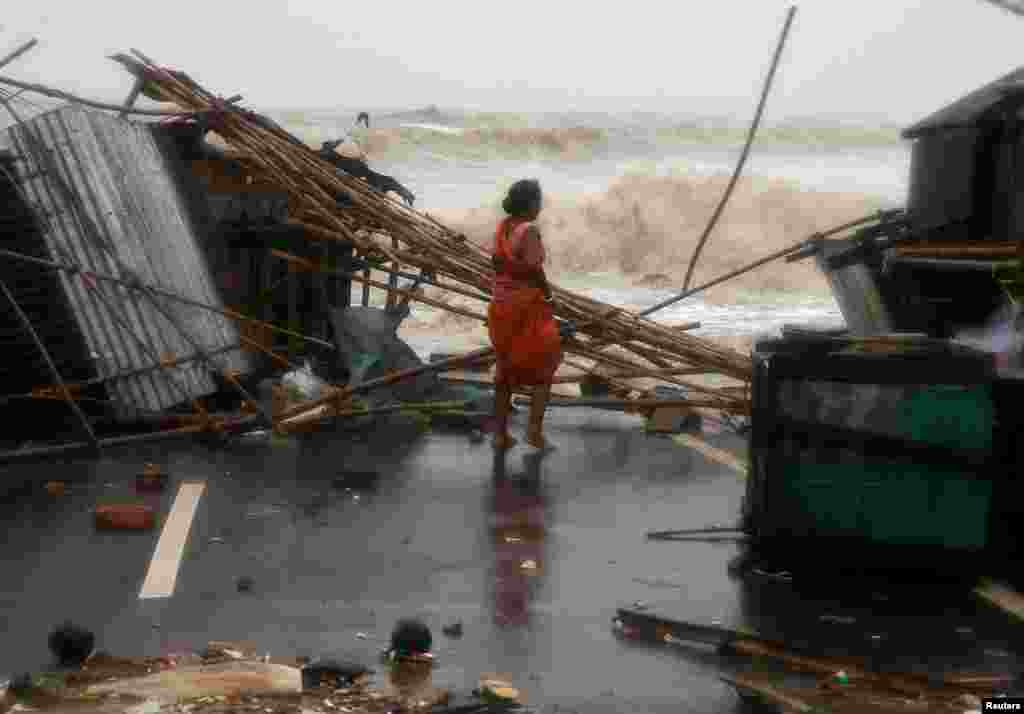 Seorang perempuan memeriksa kiosnya yang rusak akibat Topan Yaas yang melanda &nbsp;Bichitrapur, negara bagian Odisha, India, Kamis 27 Mei 2021. (Foto: Reuters)&nbsp;
