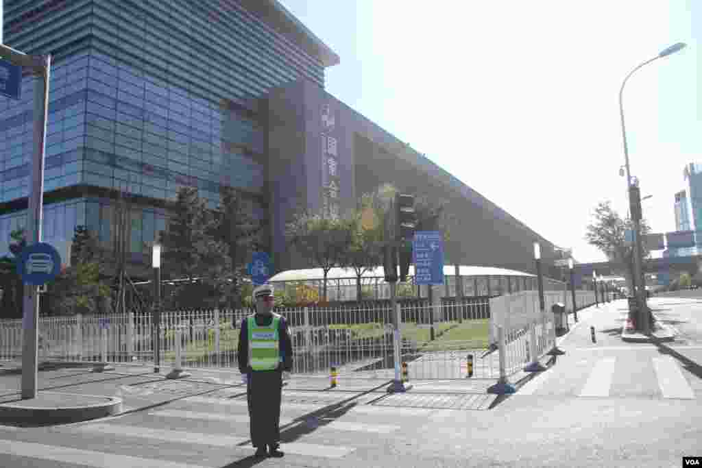 2014 APEC新聞中心之一設在國家會議中心，出入保安嚴密 (美國之音東方拍攝) 